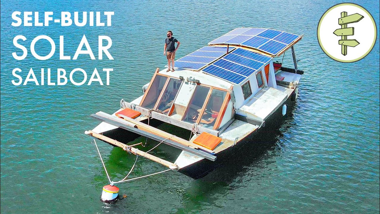 Omul care trăiește în afara rețelei pe o barcă cu pânze alimentată cu energie solară DIY - 100% fără combustibili fosili
