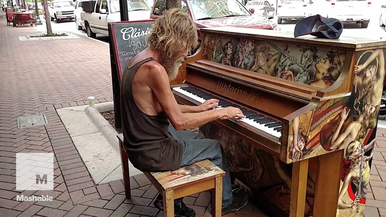 Un bărbat fără adăpost cântă frumos la pian stradal în Florida (Come Sail Away) |  Mashable News