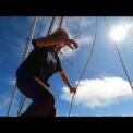 Kirsten Neuschafer Așează spinnakerul pe Minnehaha - Solo Sailing