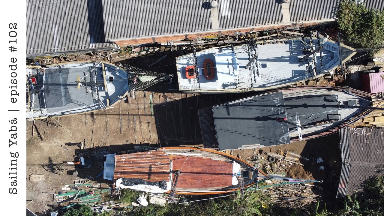Manevră riscantă la șantierul naval schimbând bărci uriașe din lemn cu un singur troliu — Sailing Yabá #102