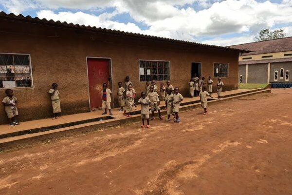 Burundi : Vizita la liceul si scoala mea primara/ Visit to my high school and primary school!