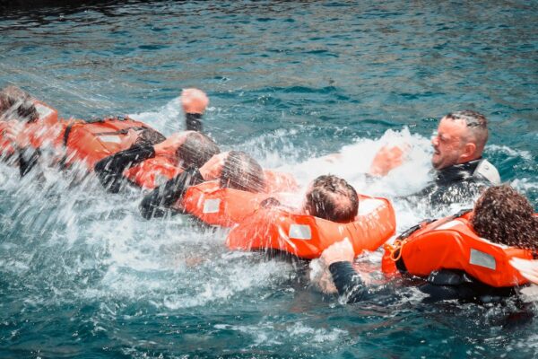 Cum să te antrenezi pentru situații de urgență pe o barcă (STCW partea 1) |  Pasul 321