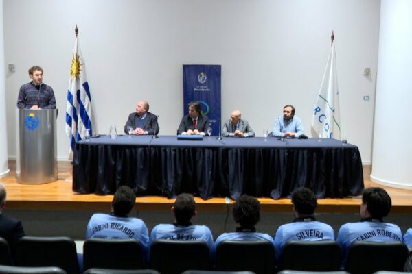 Ceremonia de predare a Pavilionului Național echipei de navigație din Uruguay