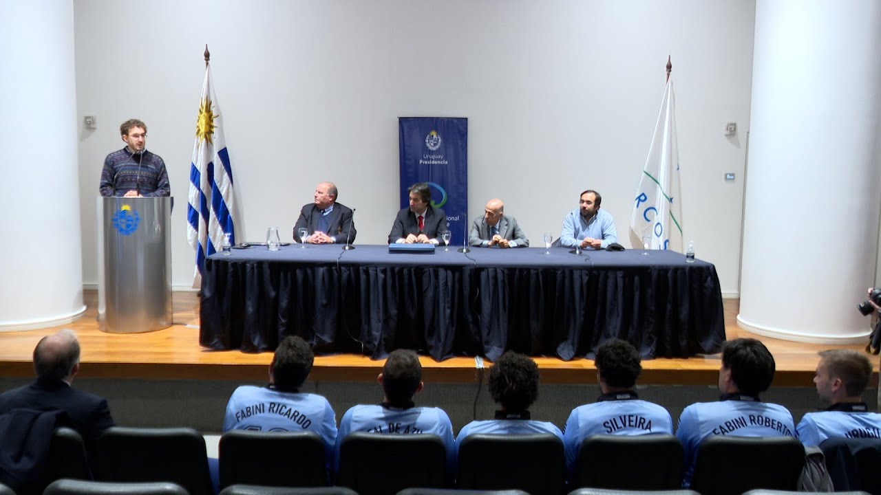 Ceremonia de predare a Pavilionului Național echipei de navigație din Uruguay
