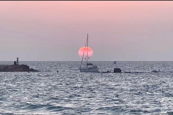 Barca cu vele trece soarele, Tel Aviv