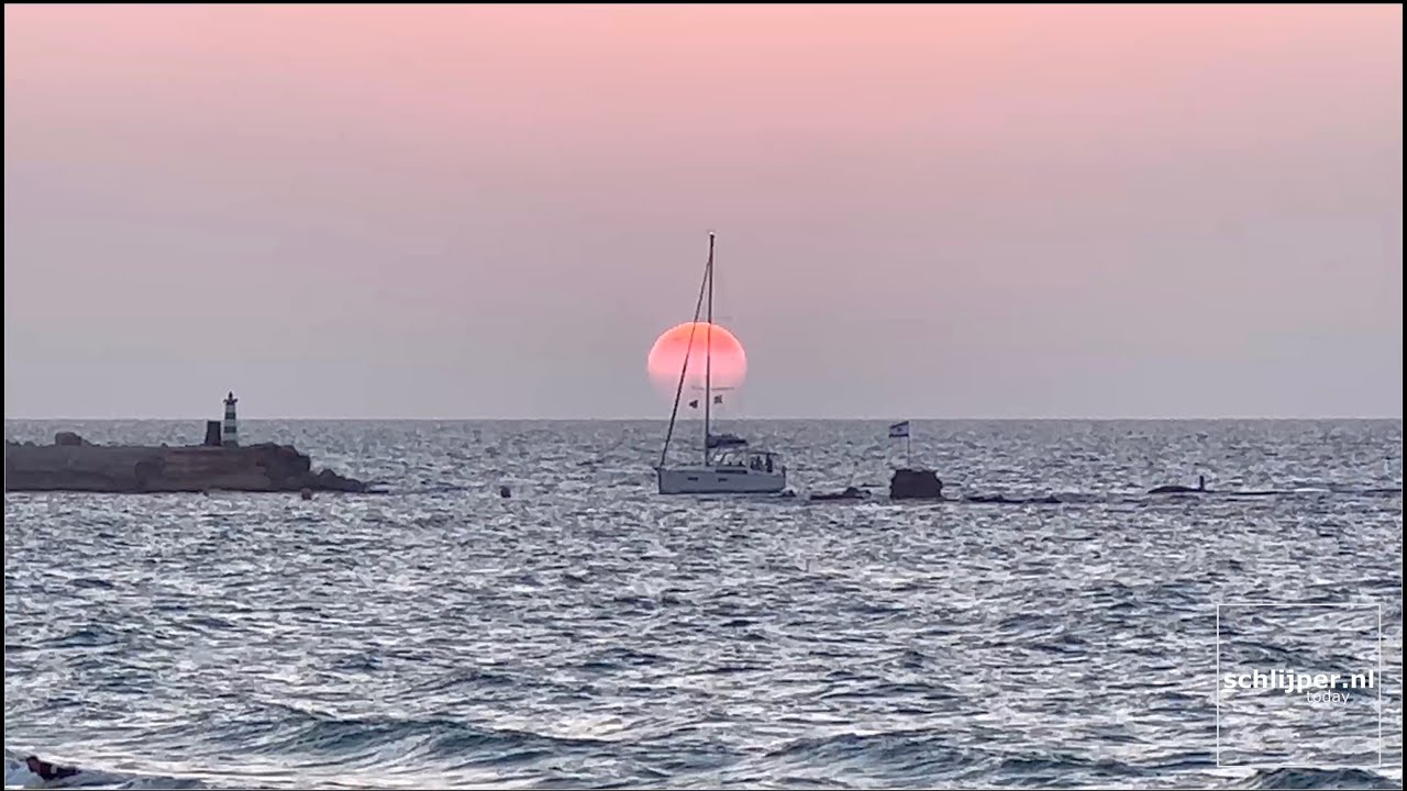 Barca cu vele trece soarele, Tel Aviv