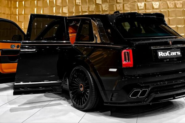 Insigna neagră Rolls Royce Cullinan 2022 de la MANSORY - SUV perfect în detaliu