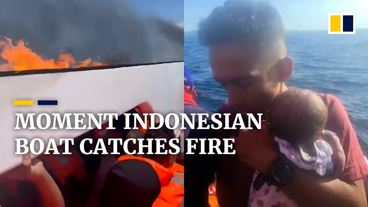 Imagini proaspete arată o barcă indoneziană de pasageri navigând în timp ce ardea