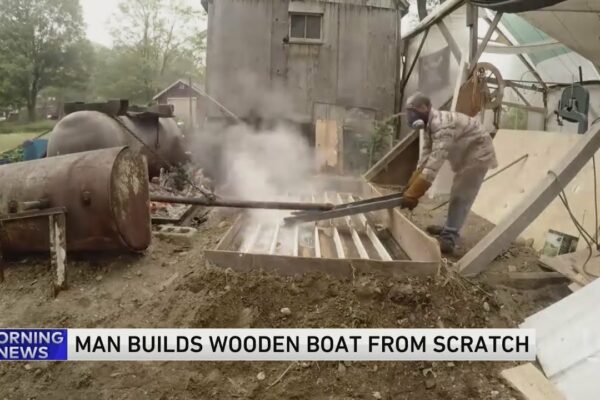 Omul construiește o barcă de lemn de la zero