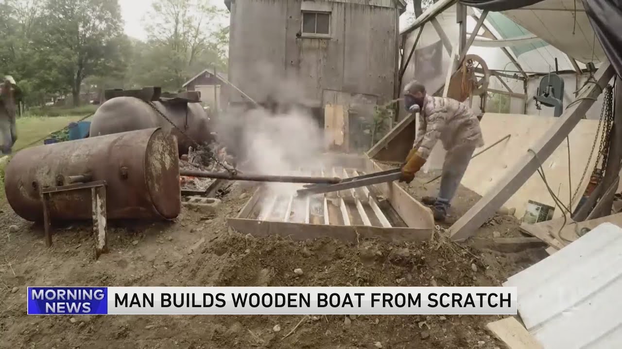 Omul construiește o barcă de lemn de la zero