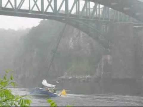 Vela Veloce venind prin cascadele inversate din Saint John, NB