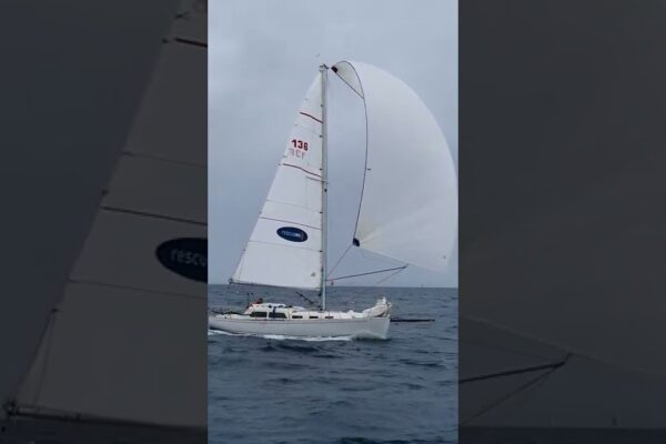 Navigați cu o singură mână cu un spinnaker