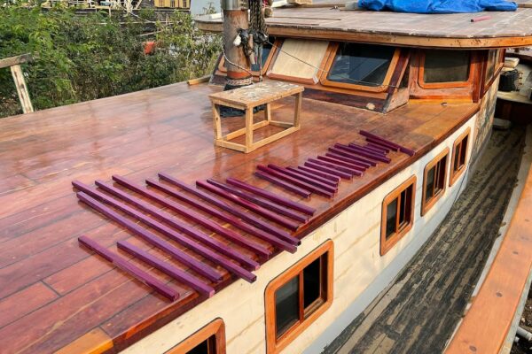 Refacere ferestre din lemn pentru pilothouse pentru barca cu pânze: în sfârșit impermeabile!  — Sailing Yabá #109