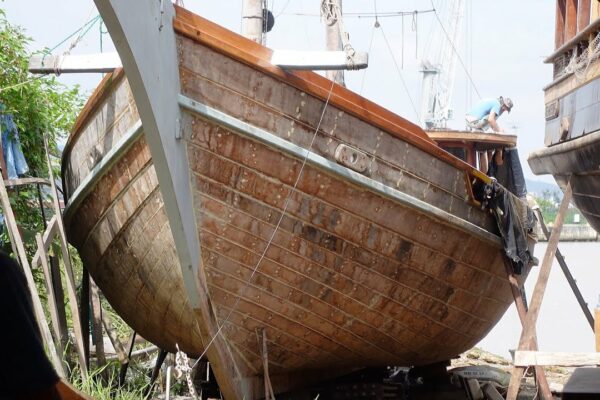 Pereții interioare transformând o barcă salvată într-o casă: visele devin realitate!  — Sailing Yabá #110