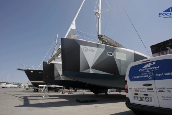 Catamaran Tellus cu baterii de litiu Victron Sistem Integrel și panou solar de la Pochon SA