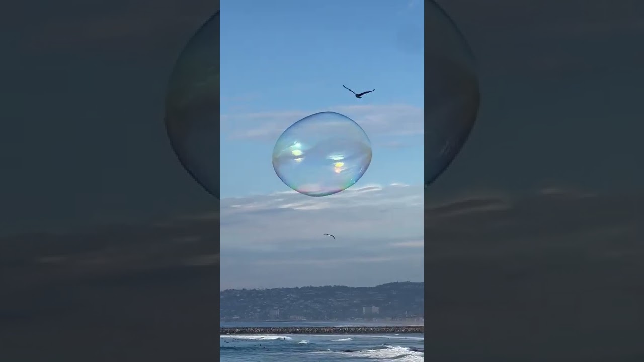 Bulă masivă văzută navigând peste Oceanul Pacific în San Diego