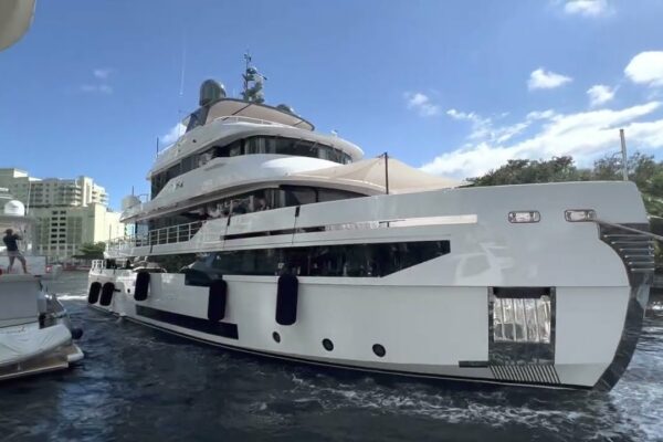 Benetti 37M B.Yond GOGA Sus Niciodata sa nu mai spui niciodata Jos (redenumit)