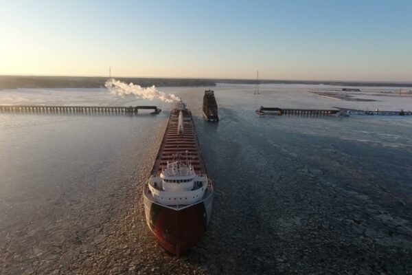 Navigați printr-un port înghețat!  Arthur M Anderson trecând de Grassy Point.  Urmăriți-l cum se leagănă Aproape!