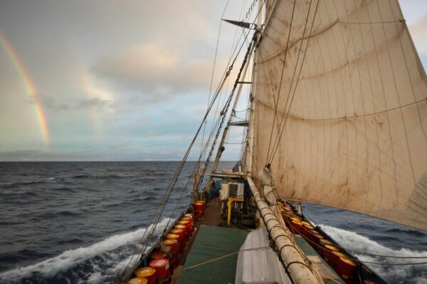 Navigați prin Oceanul Pacific pe o navă de marfă ecologică - 4K VLOG 200