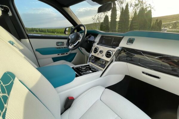 Prezentarea în România a celui mai luxos SUV: Rolls-Royce Cullinan Frozen Lakes Edition