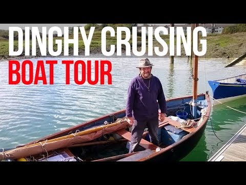 Președintele Asociației Dinghy Cruising, Roger Barnes, ne oferă un tur al bărcii sale Avel Dro