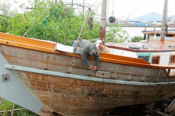 Pregătirea navei noastre de lemn salvate pentru navigare și acostare — Sailing Yabá #111