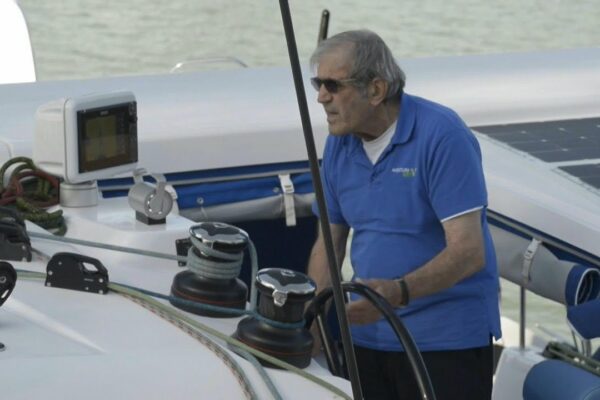 Marinar în vârstă de 80 de ani pornește într-o călătorie în jurul lumii cu barca electrică |  AFP