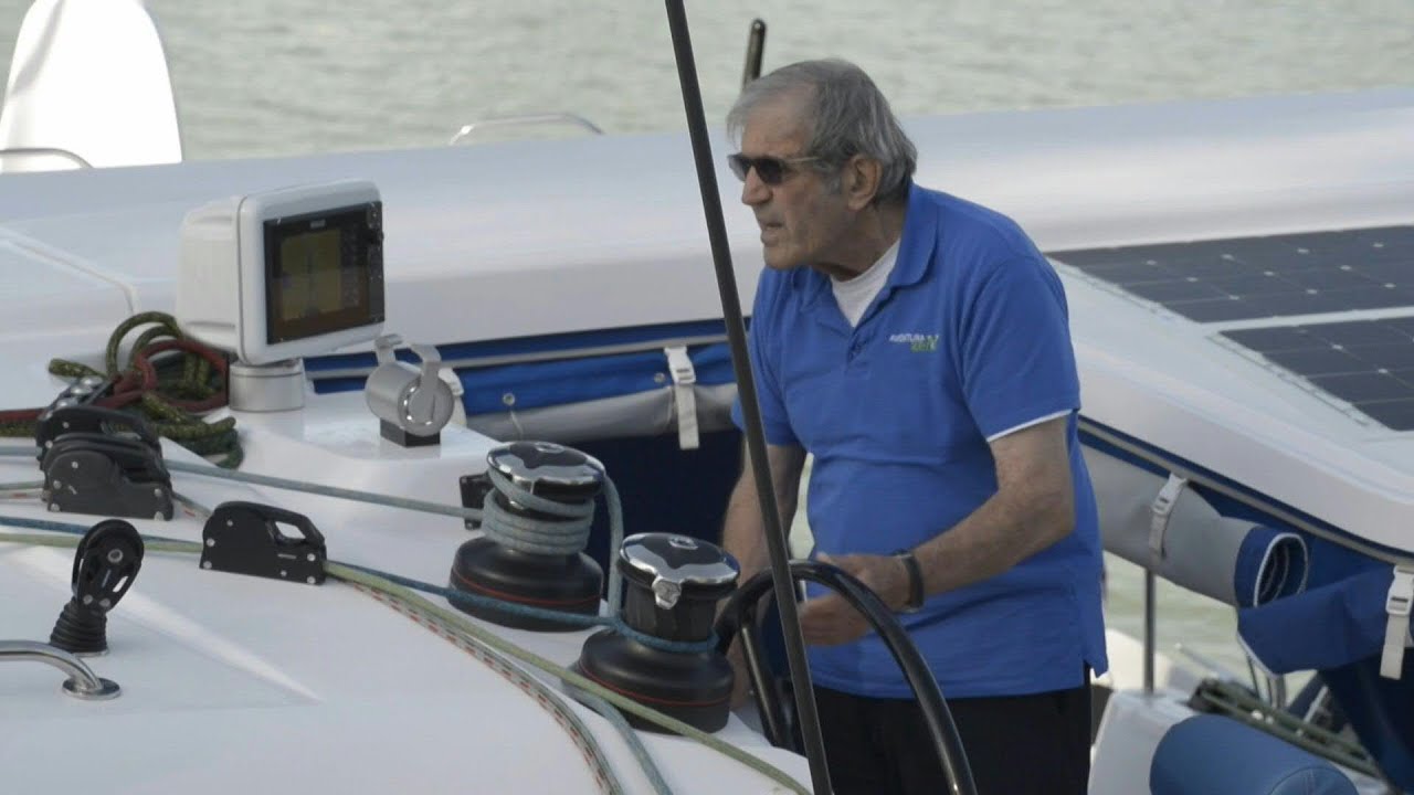Marinar în vârstă de 80 de ani pornește într-o călătorie în jurul lumii cu barca electrică |  AFP