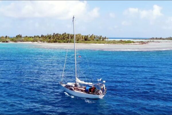 Intocmit Into A False Atoll Pass - Thula Sailing Episodul 56