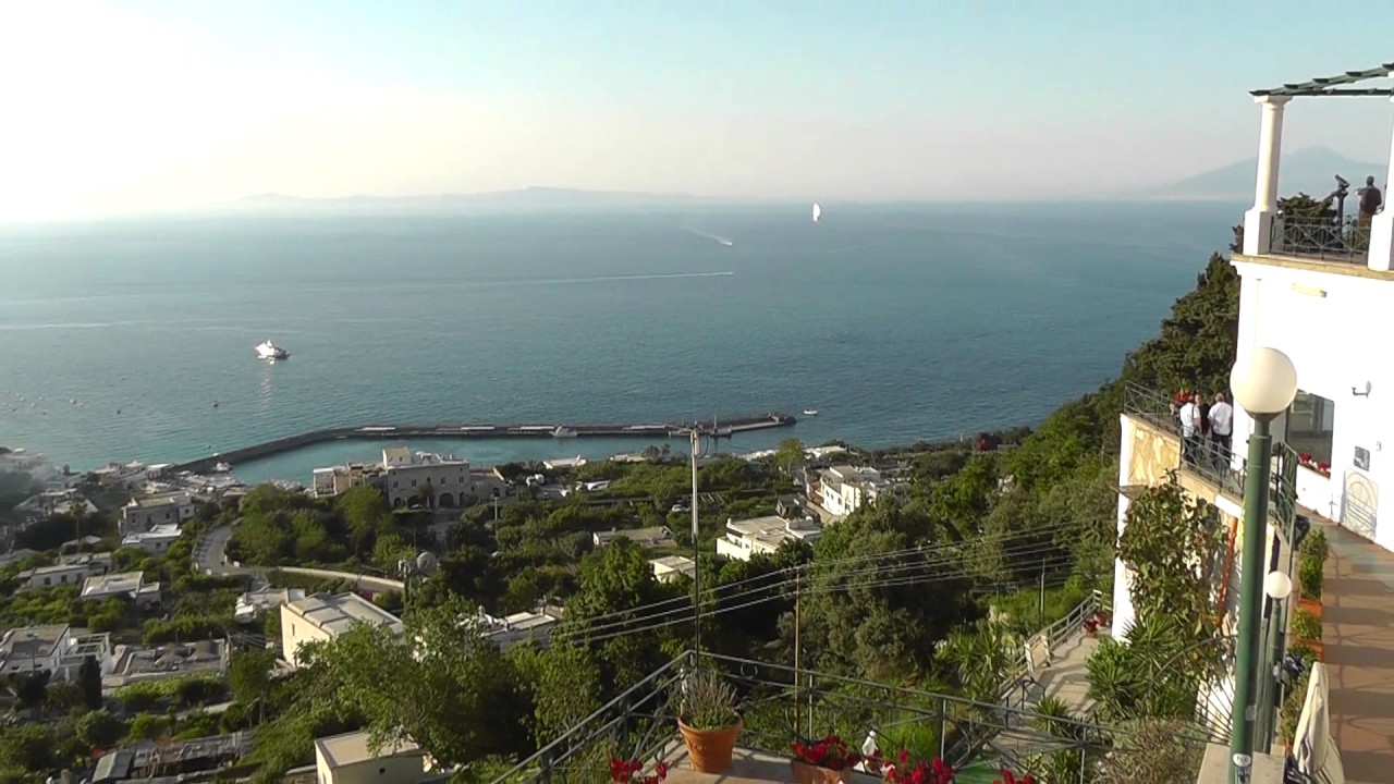 Yacht cu vele A în plină vele în Golful Napoli: ce spectacol!
