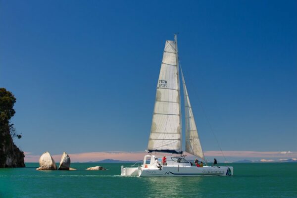 Abel Tasman Sailing Adventures Catamaran cu vele „Puterea celor doi”.