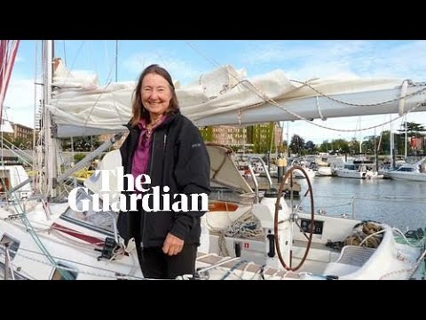 O femeie în vârstă de 77 de ani devine cea mai în vârstă persoană care a navigat singură în jurul lumii