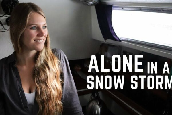 Singur într-o furtună de zăpadă |  Viața de iarnă pe o barcă cu pânze de 30 de picioare