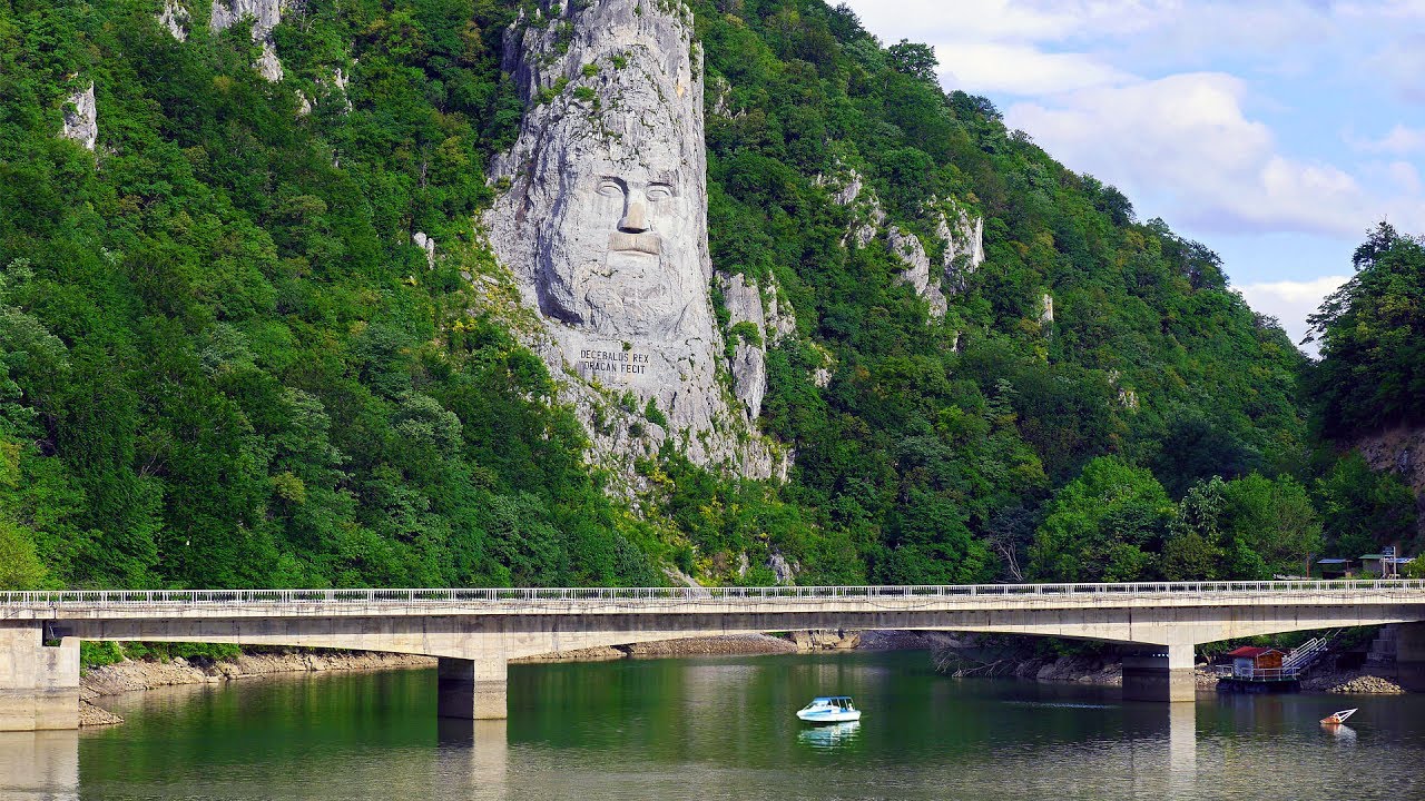 Sculptura în stâncă a lui Decebal Privind de pe pod
