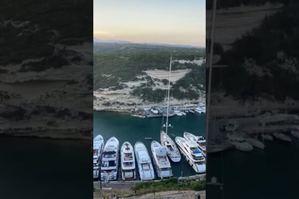 Maxi Yacht manevre în câțiva centimetri de spațiu😱😱