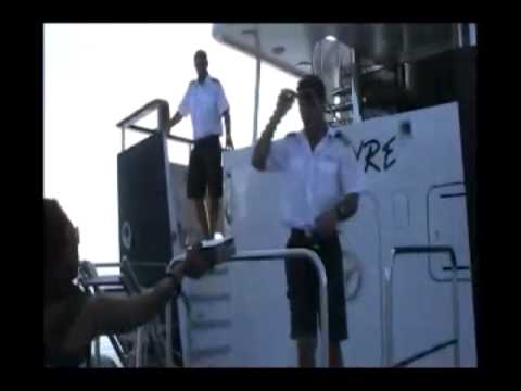 Distribuirea paginilor de yachting către M/Y Paolyre în timpul Monaco Yacht Show 2009