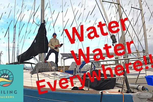 Barcă cu scurgeri de apă
