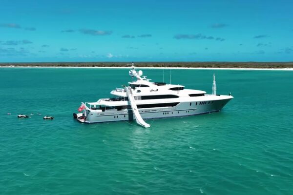 Experimentați un charter de superyacht de lux pe Motor Yacht Loon în Bahamas sau în Marea Mediterană
