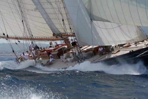 Sailing World on Water 10.22 iunie APIVIA, Giorgio Armani Superyacht Regatta, Rolex Giraglia mai mult