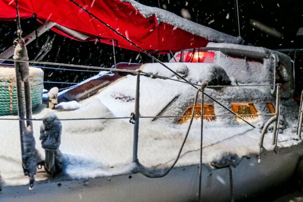 Deep Winter Living on a Sailboat - Furtuna de Zăpadă!