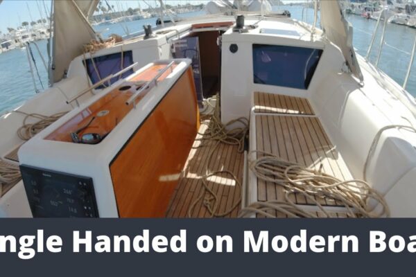 Navigație cu o singură mână pe o barcă cu pânze modernă