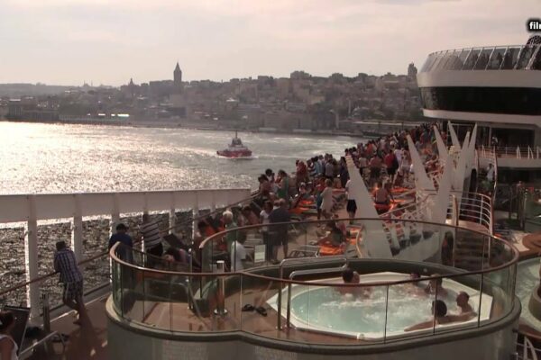 Nava de croazieră MSC Yacht Club din Istanbul HD