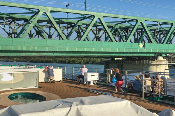 Nava de croazieră abia se strânge sub pod |  Dunărea