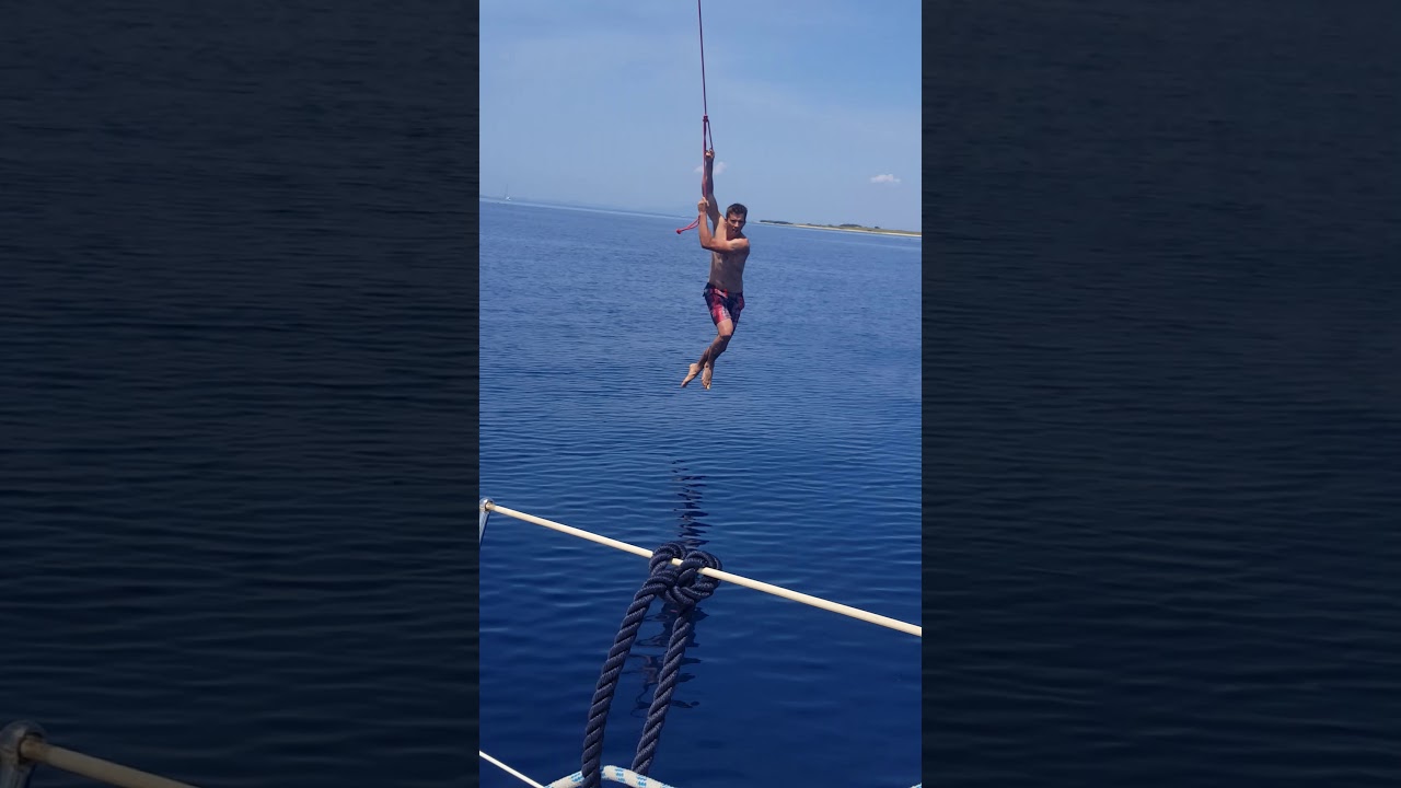 Tarzan ca să sari în mare în timpul navigării