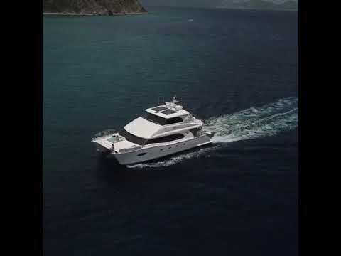 Horizon PC60 SkyLounge mergând la ancoră.  Catamaran cu putere #Yachting #PowerCats