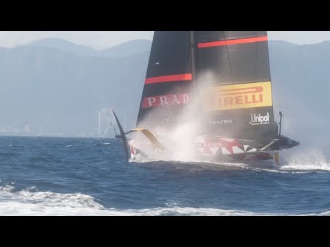 Cupa Americii: Luna Rossa LEQ12 navigând pe o mare agitată