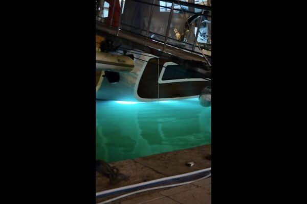 Wow!  Apa strălucește!  #yachting