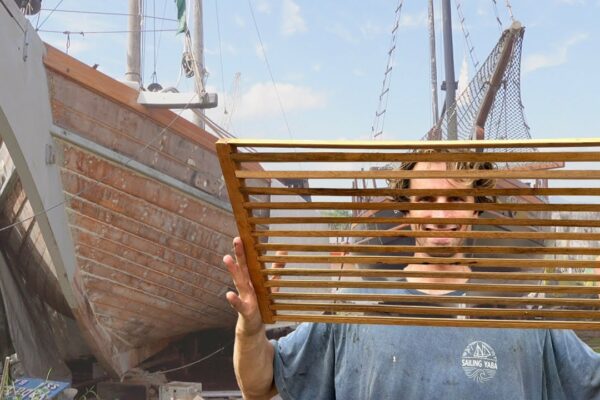 Transformarea lemnului recuperat în mobilier uimitor pentru o barcă clasică din lemn — Sailing Yabá 123