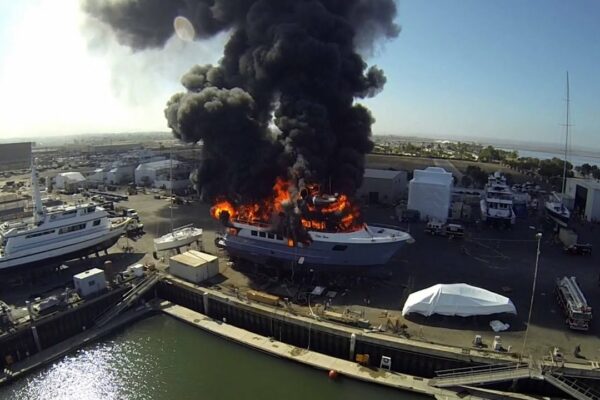 Drone filmează Yacht Fire, San Diego California de Kurt Roll