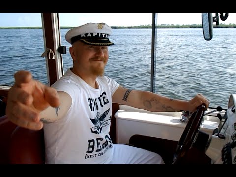 Polonia este frumoasă - Karsibór - căpitanul care duce barca către o frumoasă retragere pe insulă